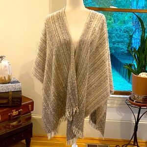 Simply Noelle gray and white soft pinch style cape!!